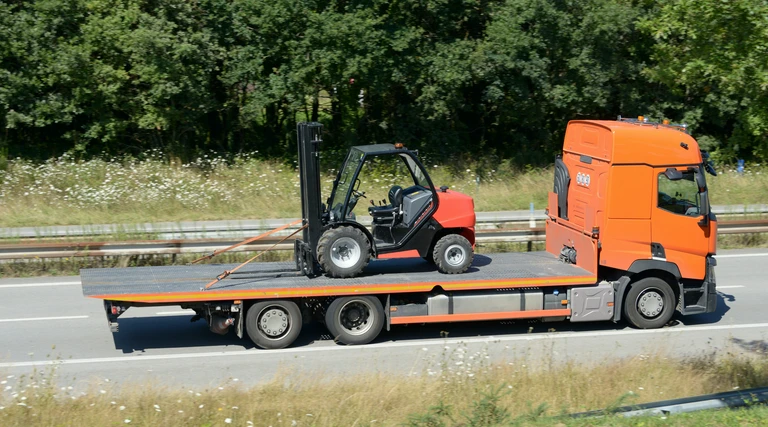 Transport wózka widłowego na lawecie